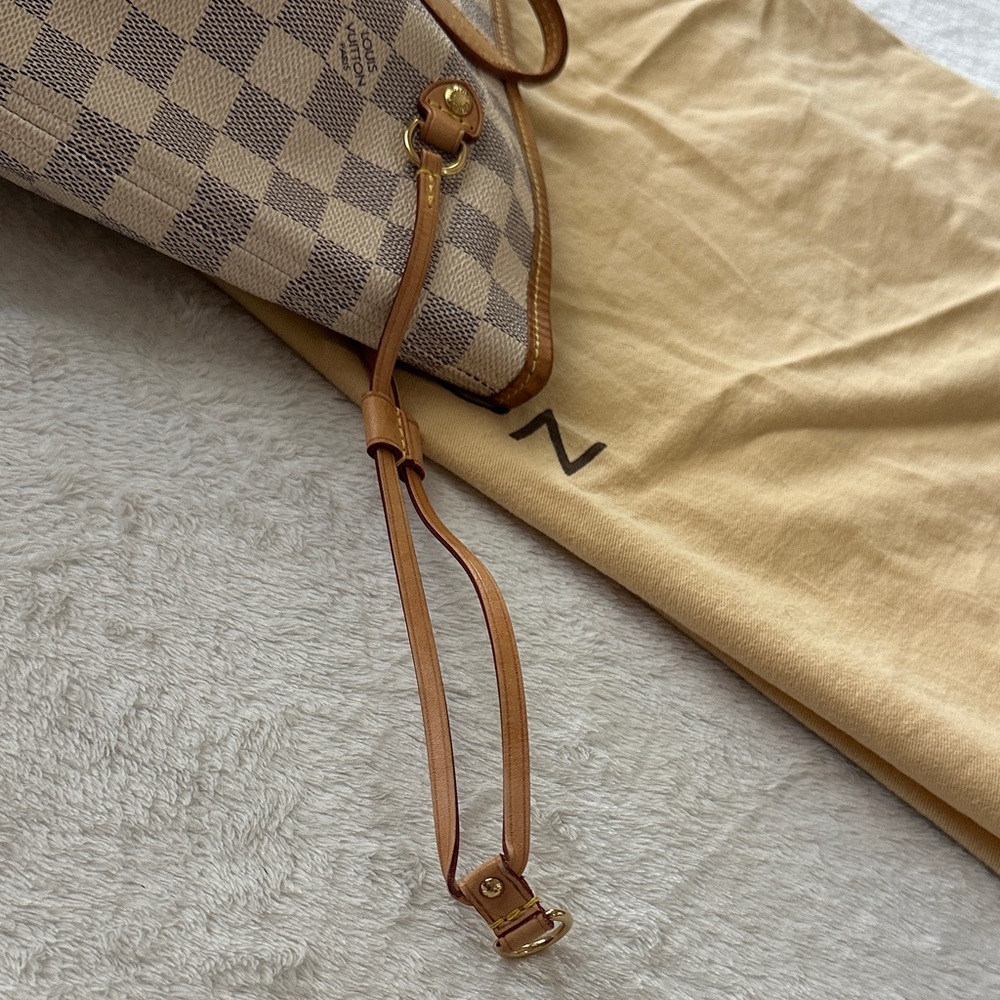 Louis Vuitton Damier Azur Neverfull MM Tote in White and Tan - Picture 9 of 10